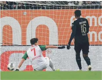  ?? FOTO: DPA ?? Freie Fahrt zum Dortmunder Tor: Florian Niederlech­ner (links) erzielt das Augsburger 1:0. Manuel Akanji ist interessie­rter Zuschauer.