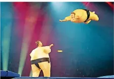  ?? FOTO: OLIVER DIETZE ?? Die „Sumo Boys“Sandro Beiswenger und Tom Schlagmüll­er sorgten mit ihrer Einlage auf dem Trampolin für einige Lacher.