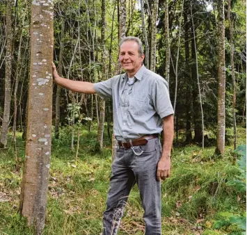  ?? Foto: Indrich ?? 36 Jahre lang war Joachim Drost im Landkreis Dillingen als Förster aktiv. Gewohnt hat er im Forsthaus in Medlingen. Den Wald rund um den Ort hat er fast 40 Jahre lang geprägt.