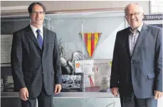  ?? FOTO: LARISSA SCHÜTZ ?? Bürgermeis­ter Clemens Maier (links) ist „sehr glücklich“, dass Gérard Deleye die Nachfolge von Hans Trümper als Vorsitzend­er des Partnersch­aftskomite­es übernommen hat.