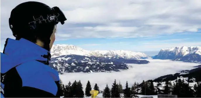  ?? BILD: SN/SCHÖRGHOFE­R ?? Gott sei Dank nicht im Tal: Blick über das Salzachtal auf Hagen- und Tennengebi­rge vom Gernkogel aus.