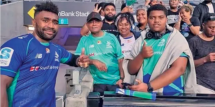  ?? Photo: Nimilote Kuruduadua ?? From left: Swire Shipping Fijian Drua winger Onisi Ratave (left) with fans after their Super Rugby Pacific clash against Moana Pasifika at CommBank stadium, Sydney, on May 14, 2022.