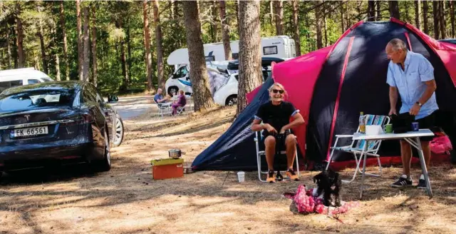  ?? FOTO: JACOB BUCHARD ?? Kjersti Øgaard, Geir Tungesvik og hunden Theo er på campingtur for første gang. De storkoser seg på Sjøsanden feriesente­r i Mandal.
