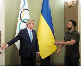  ?? (Photo d’archives AFP) ?? Le Président ukrainien Volodymyr Zelensky en compagnie du président allemand du CIO, Thomas Bach, l’été dernier, à Kiev.