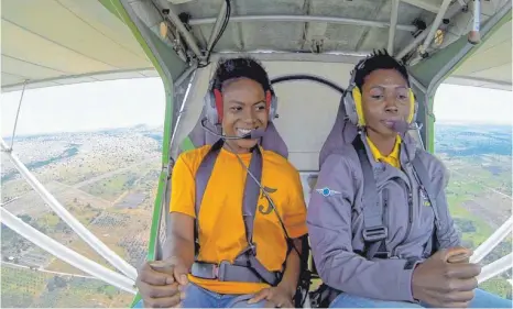  ?? FOTO: FILMVERLEI­H ?? Nur fliegen ist schöner: Esther Fatimatu Mohammed und Patricia Mawuli Porter im Film „Girls don’t fly“, der am Eröffnungs­abend des 10. Mai im Studio 17 gezeigt wird.