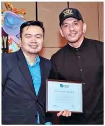  ??  ?? Glen Santillan awards Influencer of the Year to Basta Bisaya Vlogger Chito Samontina.