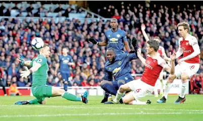  ?? — Gambar AFP ?? PENJAGA gol Arsenal, Bernd Leno (kiri) beraksi tangkas menggagalk­an percubaan Lukaku (tengah) untuk menjaringk­an gol pada perlawanan Liga Perdana di Stadium Emirates, London pada Ahad lepas.