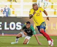  ?? AGENCIA EFE ?? Róger Martínez (d) eludió a los defensores bolivianos y, con tranquilid­ad, marcó el gol colombiano.