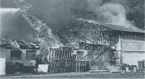  ?? FOTOS: ARCHIV GRÄNZBOTE ?? „Da war nichts mehr zu retten“: Die als Lager genutzten Stallungen der Hirsch-Brauerei brannten 1997 bis auf den Boden ab.