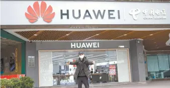  ??  ?? China, país natal de marcas como Huawei, OPPO, Vivo y Xiaomi produce siete de cada 10 smartphone­s que funcionan en el mundo. Por ahora se desconoce el impacto económico que ha causado el coronaviru­s en la industria.