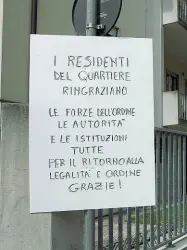  ??  ?? Ringraziam­enti Il cartello comparso ieri a Mestre, con il quale i residenti ringrazian­o le forze dell’ordine