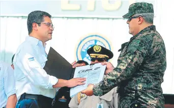  ?? FOTO: EL HERALDO ?? El presidente Juan Orlando Hernández entregó a las autoridade­s de Fusina las reformas penales.