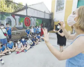  ?? A.J. GONZÁLEZ ?? Lengua de signos Acto conmemorat­ivo en el CEIP Colón.