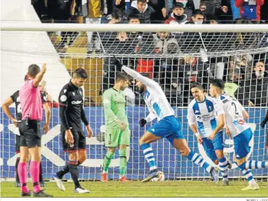  ?? MORELL / EFE ?? El delantero del Alcoyano El Ghezouani celebra su segundo gol, y segundo del equipo, ante el Levante.