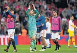  ??  ?? APLAUSOS. De Gea correspond­ió aplaudiend­o a la afición española.