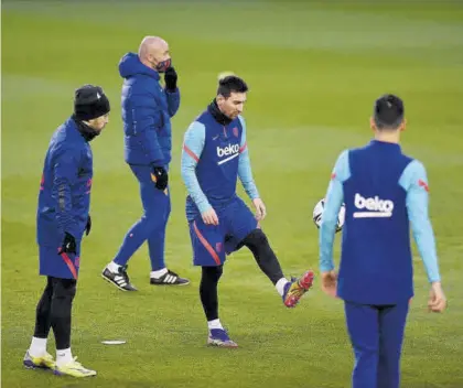  ?? CHENCHO MARTÍNEZ ?? toca el balón en el entreno previo a la Supercopa de España en El Arcángel de Córdoba, el 12 de enero.