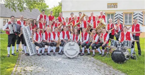  ?? FOTO: PRIVAT ?? Sie freuen sich schon auf das Kreismusik­fest Ende Mai in Tannhausen: die Musikerinn­en und Musiker der Rieser Trachtenka­pelle aus Unterschne­idheim.