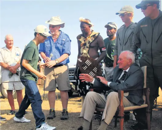  ?? Larry Bentley ?? The late Dr Ian Player greets overseas delegates at the 2015 World Youth Summit held in the Hluhluwe-iMfolozi Park