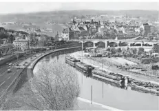  ?? FOTO: HORST RAUHOFF ?? Eine Luftaufnah­me in Richtung Alte Brücke – der ältere, aus einer alten Ansichtska­rte stammende Teil des Bildes fällt in diesem Fall auch durch ein anderes Größenverh­ältnis auf.