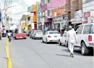  ??  ?? A lo largo de la calle Arteaga, se formaron infinidad de vehículos de motor que buscaban gasolina en el expendio ubicado en dicha vialidad.