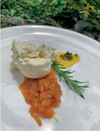  ??  ?? Queso tipo boursin, con mermelada de cebolla y cúrcuma
Cedidas