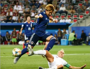  ??  ?? Les Trois Lionnes montent clairement en puissance, à l’image de leur capitaine, Steph Houghton, auteure d’une erreur de relance sanctionné­e d’un but en ouverture face à l’Ecosse, impériale hier. (Photos Patrice Lapoirie)