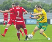  ?? Pics: RICHARD BIRCH ?? ● Caernarfon Town’s Noah Edwards, left and Danny Brookwell, right, attack the Llanelli defence
