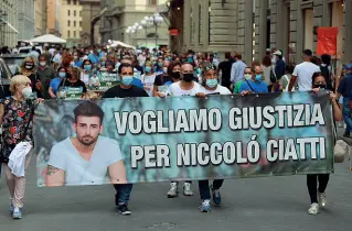  ??  ?? Striscione
La manifestaz­ione di Firenze per chiedere giustizia per Niccolò Ciatti