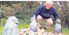  ?? FOTO: DIETRICH JANICKI ?? Günter Massenberg hatten den Pinguin-Brunnen zusammen mit dem Wohnhaus erworben. Ein Bild aus seinem Garten.