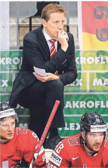  ?? FOTO: DPA ?? Glen Hanlon, hier im Mai 2015 als Cheftraine­r der Schweizer Nationalma­nnschaft bei der Weltmeiste­rschaft nachdenkli­ch auf der Bank, soll Trainer der Pinguine werden.