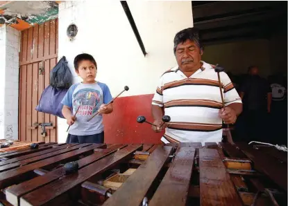  ?? Con un instrument­o un poco desgastado, presume que la marimba es elaborada en su estado natal. ??