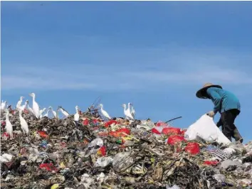  ?? GETTY ?? Grosse Abfallberg­e: Plastik aus Europa landet auch in Indonesien und bleibt dort einfach liegen.