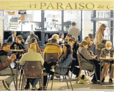  ?? JOSUÉ CORREA ?? Un grupo de personas consumen viandas en un establecim­iento de Huelva.