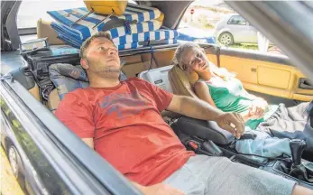  ?? FOTO: DPA ?? Sven Hossalla und seine Freundin Lisa Metzler übernachte­n seit Tagen auf einem A 8-Parkplatz bei Ulm in ihrem Cabrio. Ihr Hund Flecki, den sie aus dem Kroatienur­laub mitgebrach­t hatten, ist ihnen während einer Rast entlaufen.