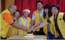  ??  ?? The birthday lions (from left ) Anthony , Evelyn , Sng, Ong, Hu and Sia jointly cut the birthday cake