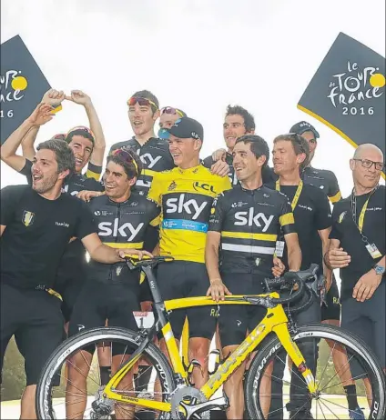  ?? FOTO: GETTY ?? El equipo Sky al completo celebra desde lo alto del podio la victoria de Chris Froome en el Tour de Francia