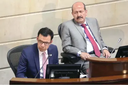  ?? FOTO ?? EL ministro del Interior, Guillermo Rivera, promoviend­o la iniciativa en el la Comisión Primera del Senado. En la foto: Roosevelt Rodríguez, presidente de la comisión, a la derecha.