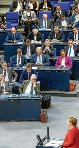  ??  ?? Bundeskanz­lerin Angela Merkel (CDU) spricht bei der Generaldeb­atte im Deutschen Bundestag, die Afd-fraktion hört zu – teilweise. Foto: Michael Kappeler