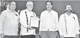  ?? ?? El embajador Marco al momento de recibir su reconocimi­ento.