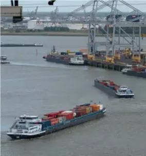  ?? FOTO JORIS HERREGODS ?? Ook de binnenvaar­t klaagt over de moeilijke behandelin­g op de containert­erminals.