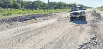  ?? ?? En varios puntos de los 100 km del trayecto el asfaltado ya no existe.