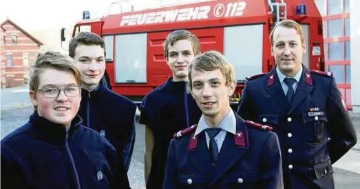  ??  ?? Fünf neue Mitglieder hat die Einsatzabt­eilung der Freiwillig­en Feuerwehr Kahla (von links): Paul Manß, Ramon Wagner, Lukas Hurt (alle drei aus der Jugendfeue­rwehr) sowie Roy Freiberg und Alexander Schmidt. Foto: Katja Dörn