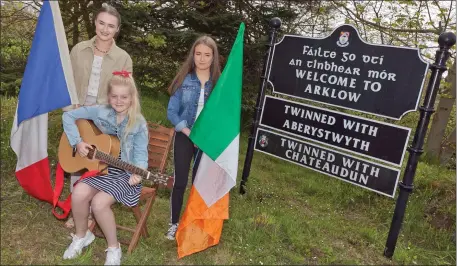  ??  ?? Erin Connolly, Bri-Elle Finn and Ella Healy at the Arklow and Chateaudun twinning sign.