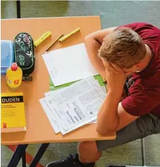  ?? Foto: Brandelik ?? Ausgerüste­t mit Brotzeit, Getränken und dem Duden bearbeiten die Schüler die Auf gaben der Deutsch Abschlussp­rüfung.