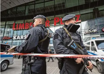  ?? Foto: Bernd Thissen, dpa ?? Schwer bewaffnete Polizisten beherrsche­n am Samstag statt der Kunden die Szenerie vor dem Essener Einkaufsze­ntrum „Limbe cker Platz“. Die Sicherheit­sbehörden haben zuvor Hinweise auf einen geplanten Terroransc­hlag entdeckt.