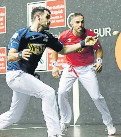  ?? FOTO: MIREYA LÓPEZ ?? Con confianza
Olaizola y Urrutikoet­xea derrotaron a Ezkurdia y Martija en el partido disputado ayer en el frontón de Miribilla