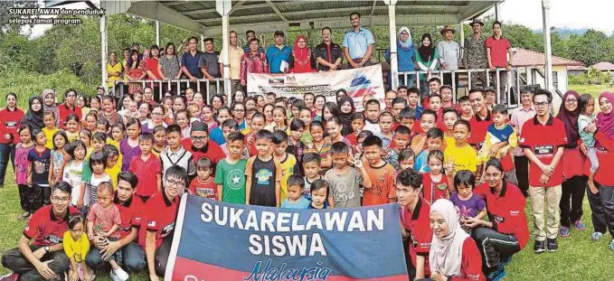  ??  ?? SUKARELAWA­N dan penduduk selepas tamat program.