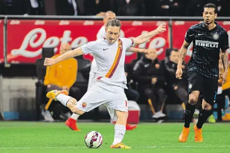  ?? Foto: Profimedia.cz ?? Můžete je vidět Francesco Totti (uprostřed) je ikonou AS Řím, na který jako jednoho ze tří soupeřů narazí v Evropské lize Plzeň. Jiný italský klub, Inter Milán, za který hraje například Fredy Guarin (vpravo), bude jedním ze soků Sparty. A Italy potká i...