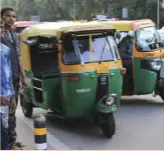  ??  ?? Ein echtes Abenteuer, in einem Tuk-tuk den pulsierend­en Verkehr Delhis zu erleben