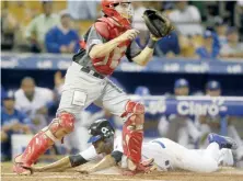  ?? FUENTE EXTERNA ?? Anderson Hernández, de los Tigres del Licey, llega al home.